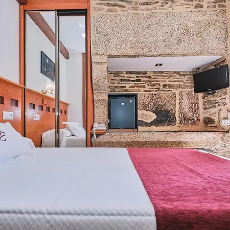 Отель Entrecercas Сантьяго-де-Компостела