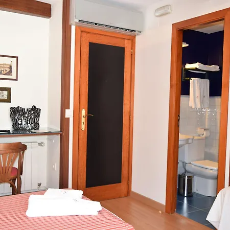 Отель Entrecercas Сантьяго-де-Компостела