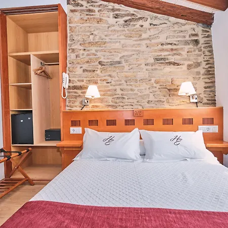 Отель Entrecercas 2*